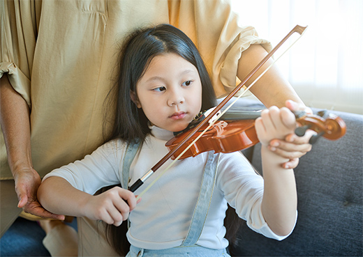 バイオリンの練習に集中している女の子