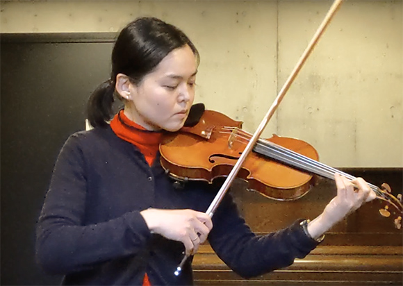 ヴァイオリンを演奏する、講師の森由紀子