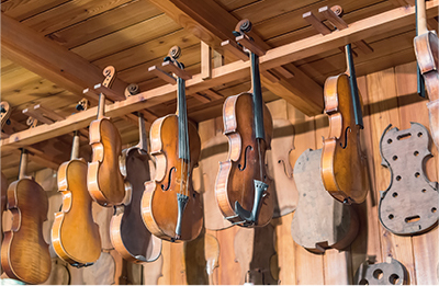 ヴァイオリンが並べられている楽器工房
